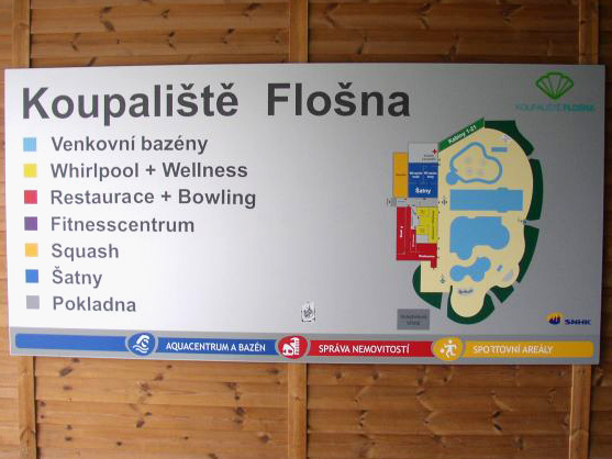 Samolepící folie jako cedule označující areál koupaliště Flošna