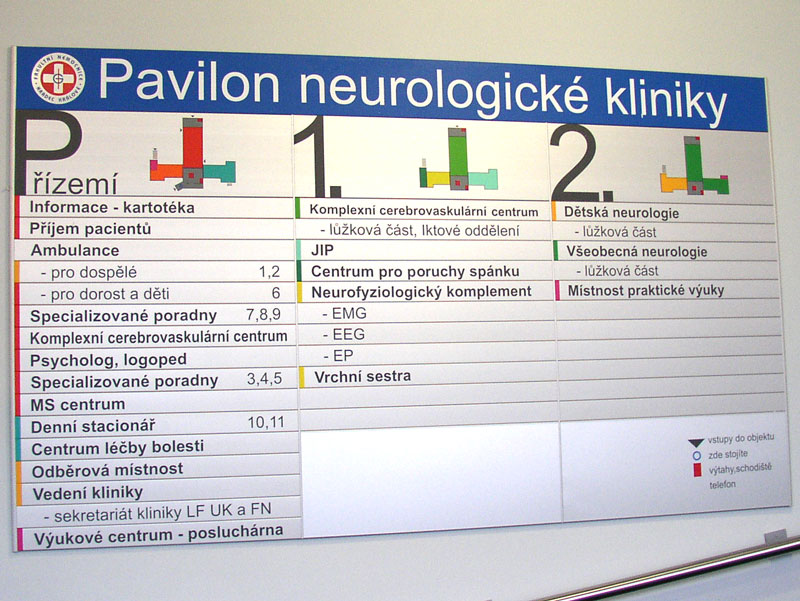 Informační systém z hliníkových profilů, slouží pro orientaci v Pavilonu neurologické kliniky.
