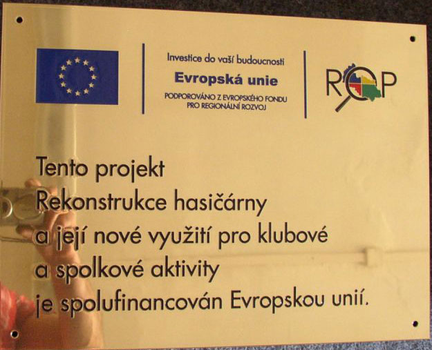 Firemní štít.Na ceduly zobrazeno logo evropské unie.