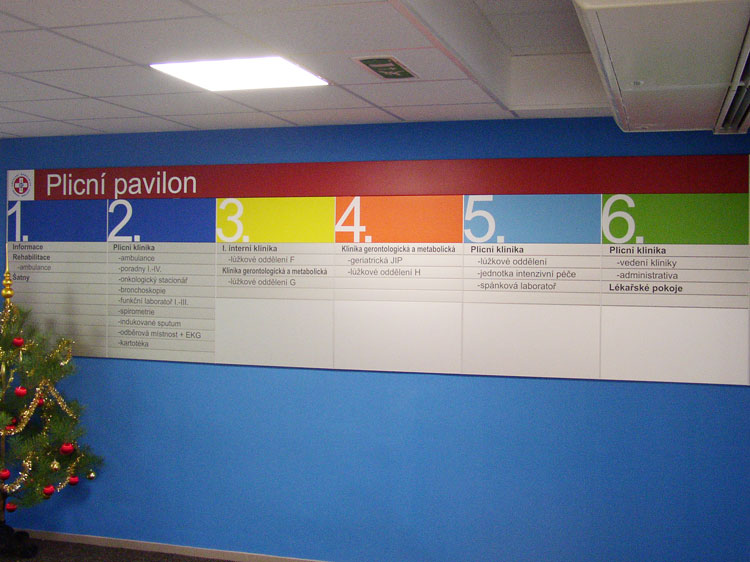 Informační systém. Informační tabule informuje o rozložení oddělení v budově plicního pavilonu.