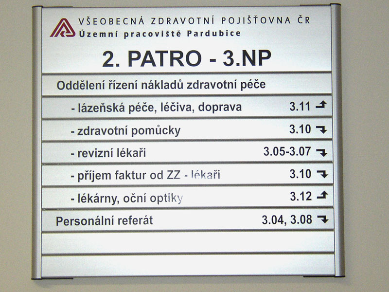 Informační tabulka pro orientaci v budově.