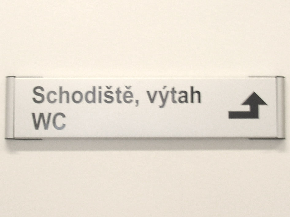 Cedulka s označením směru k schodišti a wc.