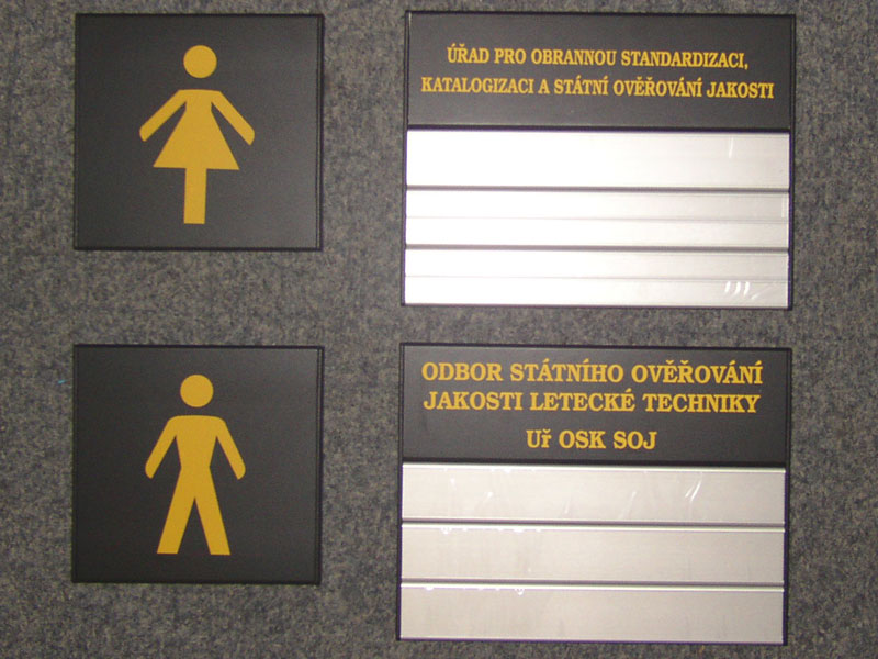 Cedulky pro orientaci v budově, označení toalet, označení dveří.