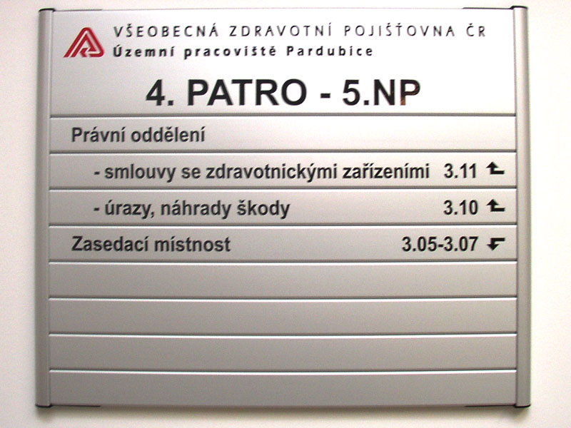 Informační tabule pro orientaci v patře budovy.