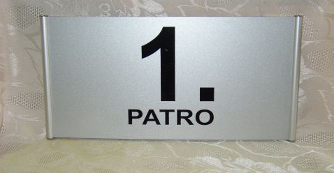 Tabulka z hliníkového profilu Plato k označení podlaží.
