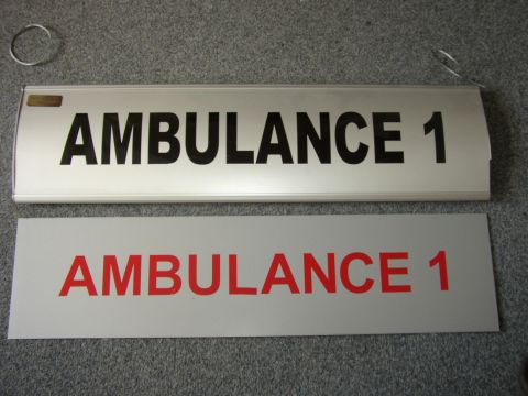 Tabulka z hliníkového profilu Raibow k označení ambulance.