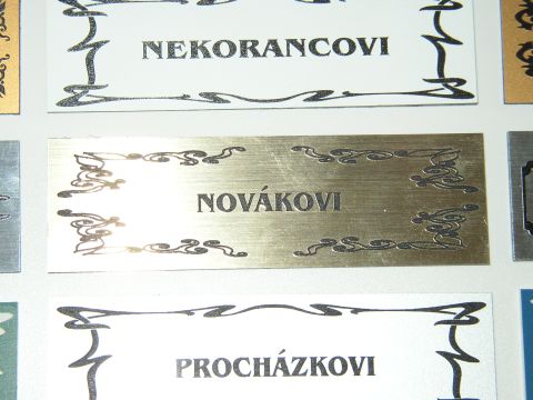 Umělohmotné štítky s jmény, štítky z umělé hmoty pro označení dveří.
